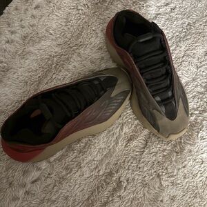 Stylish Men's Sneakers in Black and Red